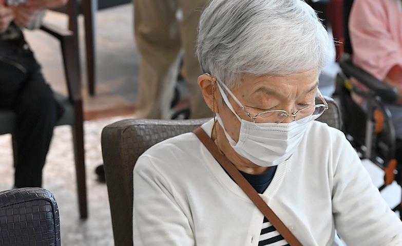 真剣にらめっこ