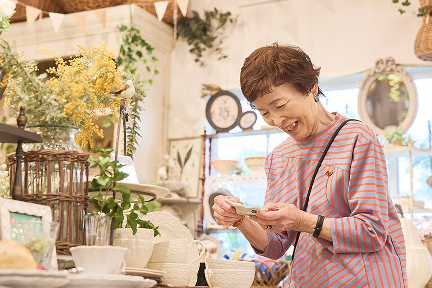 アンティーク雑貨店「ボンヌパニエ」でお買い物のひととき。※記載の近隣施設は、弊社運営ではありません。外出にかかる費用はお客様のご負担となります。詳細はお問い合わせください。