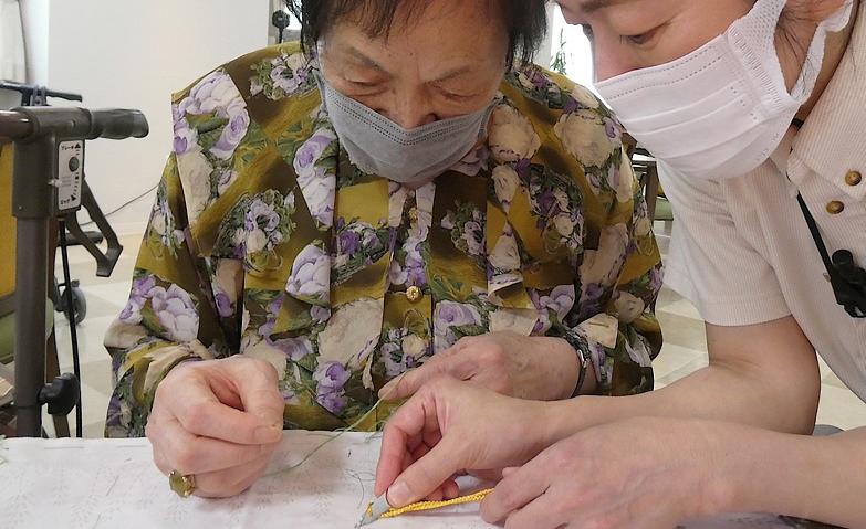針仕事に集中するひととき