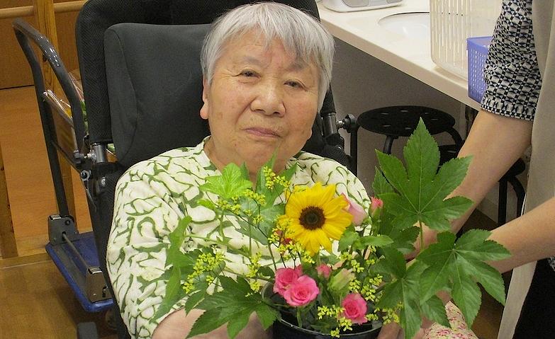 ヒマワリに心和らぐ生け花の時間
