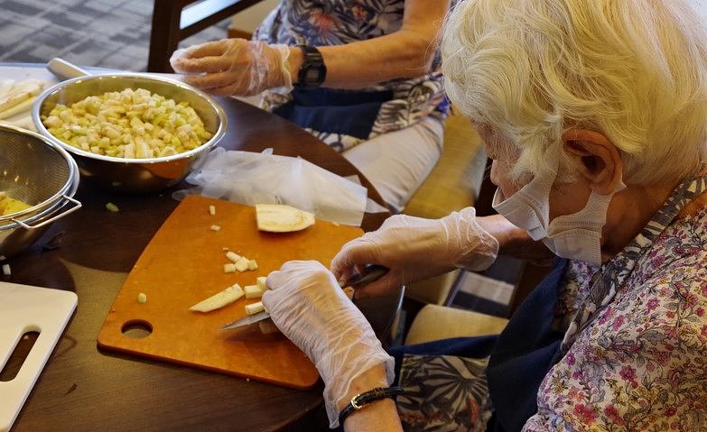 季節の食材で昼食作り