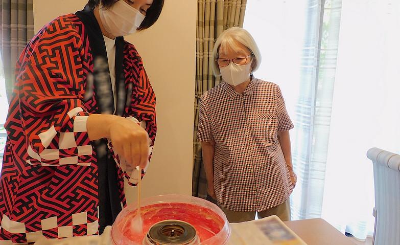 盆踊りにて甘味を味わう