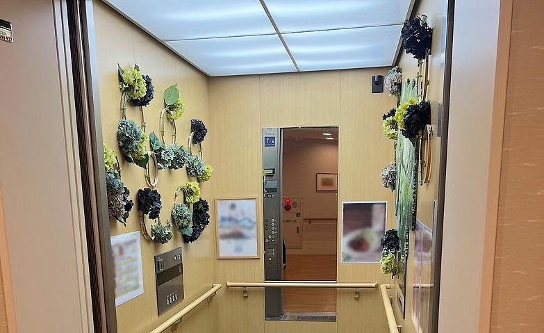 季節を感じる、エレベーターの装飾