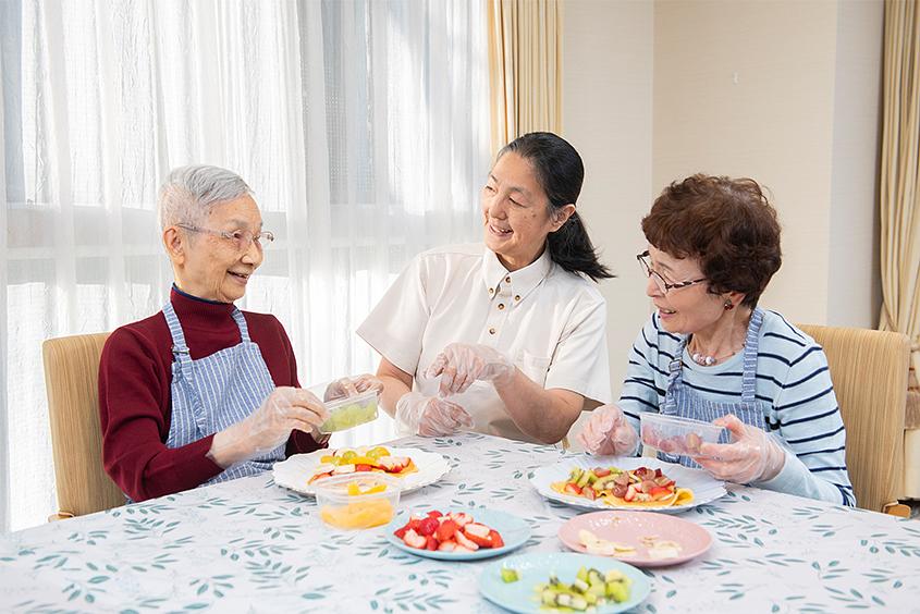 ベネッセの近隣ホーム合同の「料理アクティビティ」でクレープの飾りつけをされているご様子。