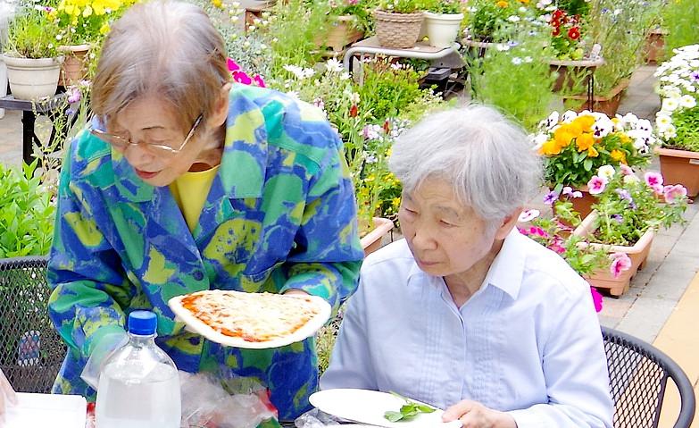 お庭で窯焼きピザ