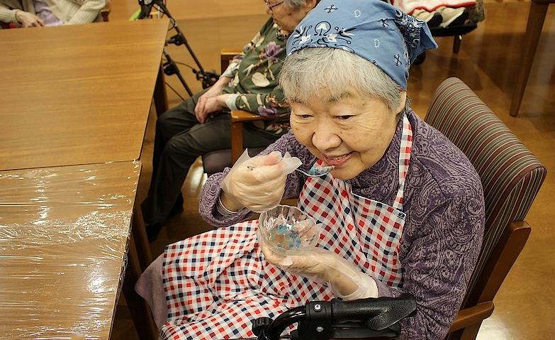 見た目も味も楽しむアジサイのお菓子