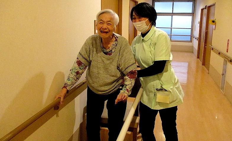 個別リハビリ～手すりで歩行練習～