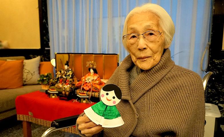 手作りのひな人形と一緒に