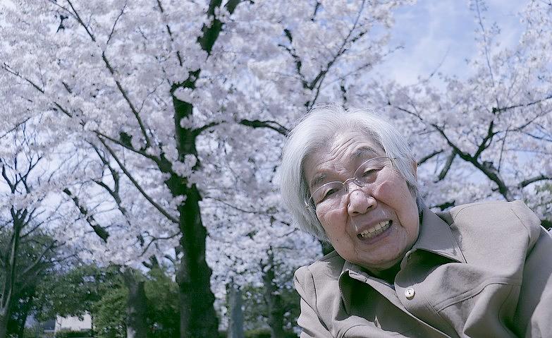 桜を背景にスマイル！