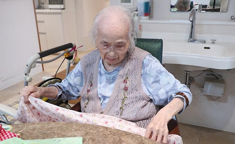 皆様でエプロンたたみ