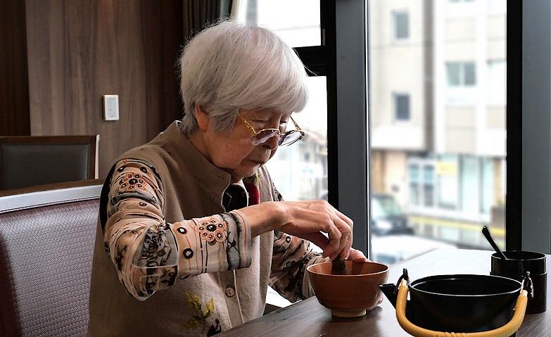 抹茶を味わう和やかな茶の時間
