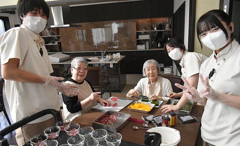 和やかにデザート作り