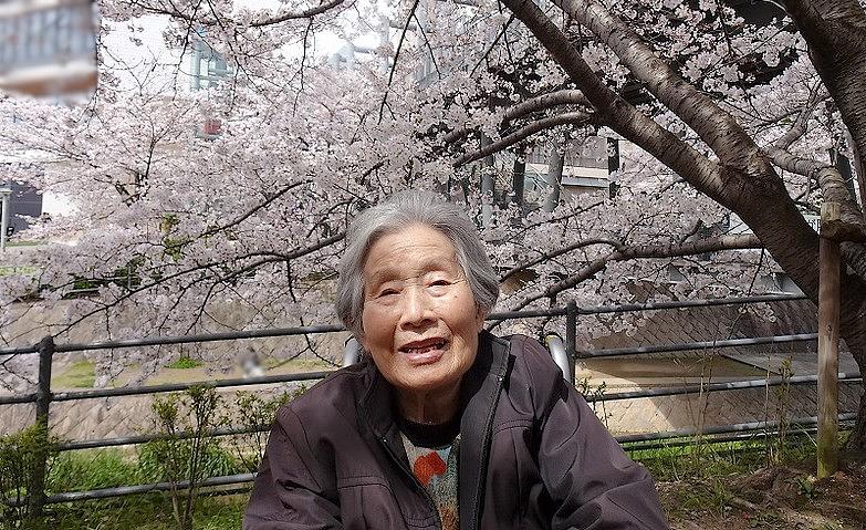満開な桜と満面の笑顔