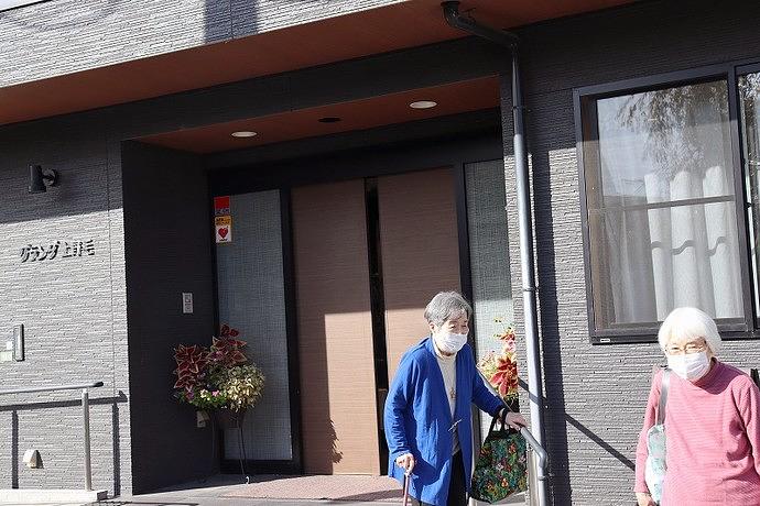 外出されるご入居者様のご様子