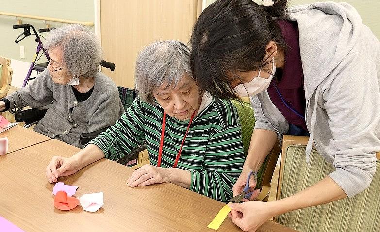 2階の壁に椿を