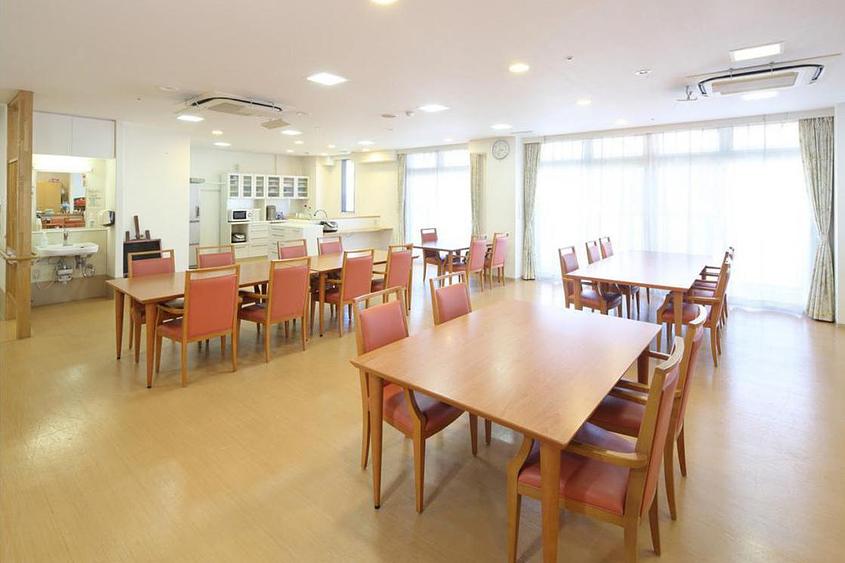 リビングルーム兼食堂兼機能訓練室