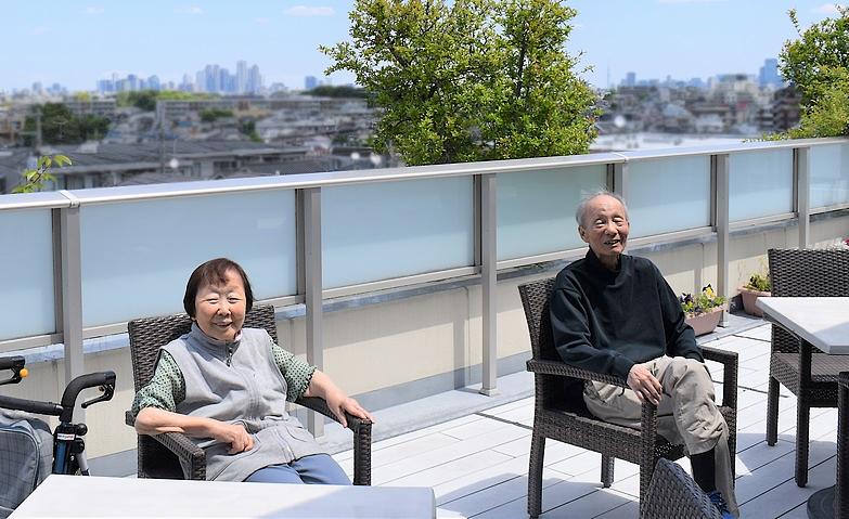 5階ウッドデッキで日光浴