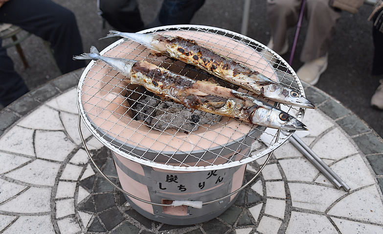 中庭で秋刀魚の会			