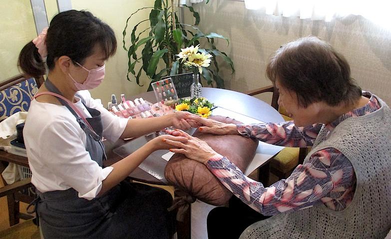 爪と手のお手入れアクティビティ