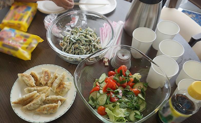 余った食材でサラダを