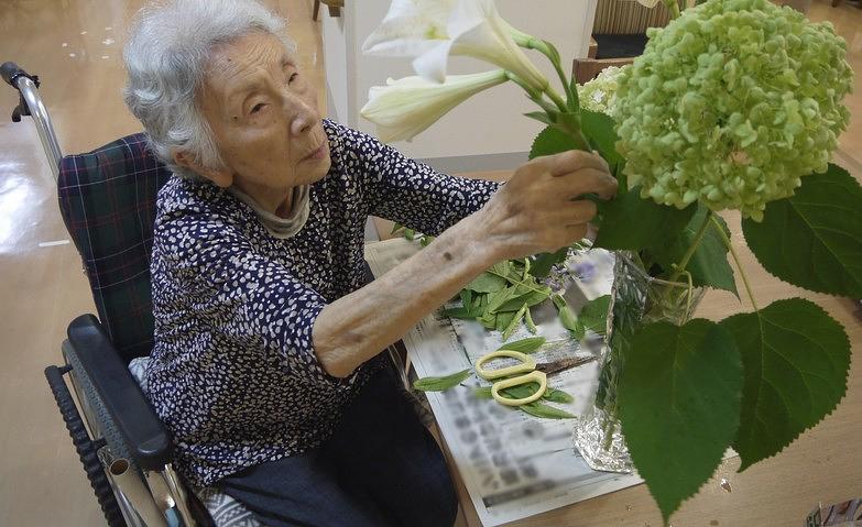 ホームで咲いたお花を生けましょう