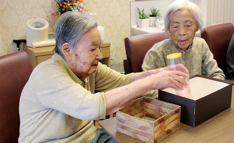 コップに玉入れゲーム