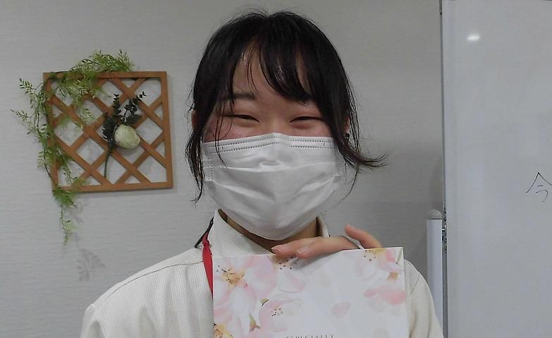 皆様で新規卒業者スタッフへサプライズ！