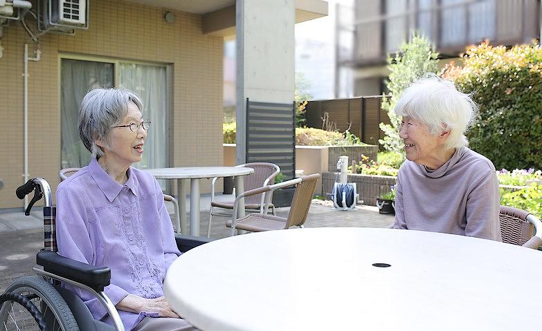 中庭で談笑