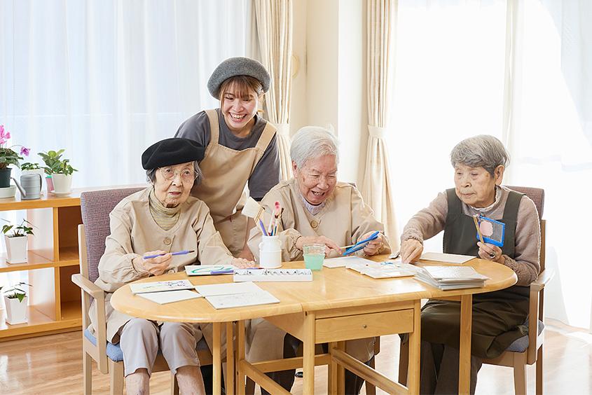 お好きなことが同じご入居者様が一緒に集まって活動しています。例えば、アート制作では、思い思いの制作活動を楽しまれています。