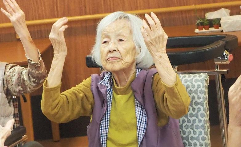 真剣な表情で取り組む「いす体操」