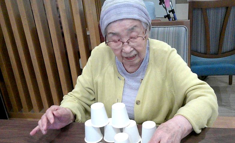 どこまで高く積めるかな？～紙コップタワー～