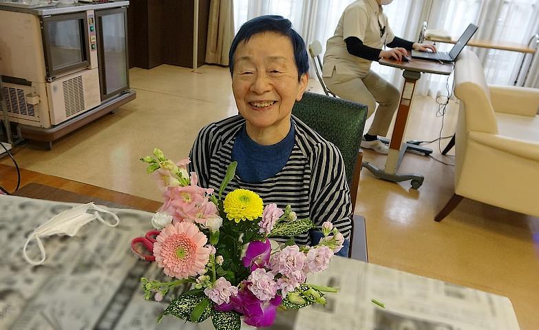 お花の前でにっこり			