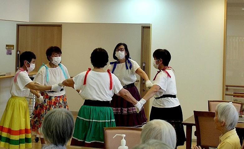 輪になってフォークダンス