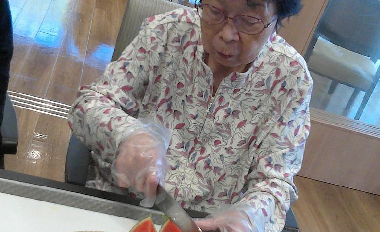 フルーツポンチ作り～ホームで採れたスイカを使って～