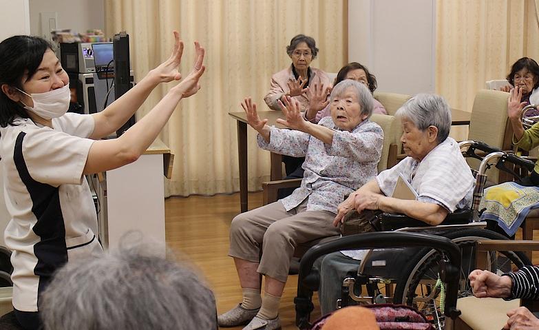 「はい、手を開いて～」