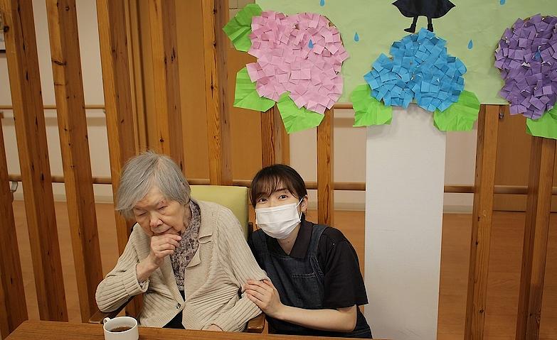 ホームを彩るアジサイの壁画