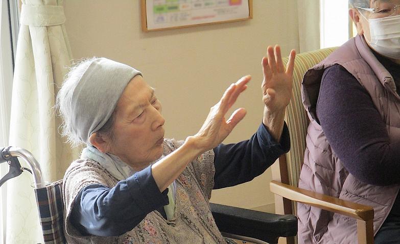 歌に合わせて踊ります