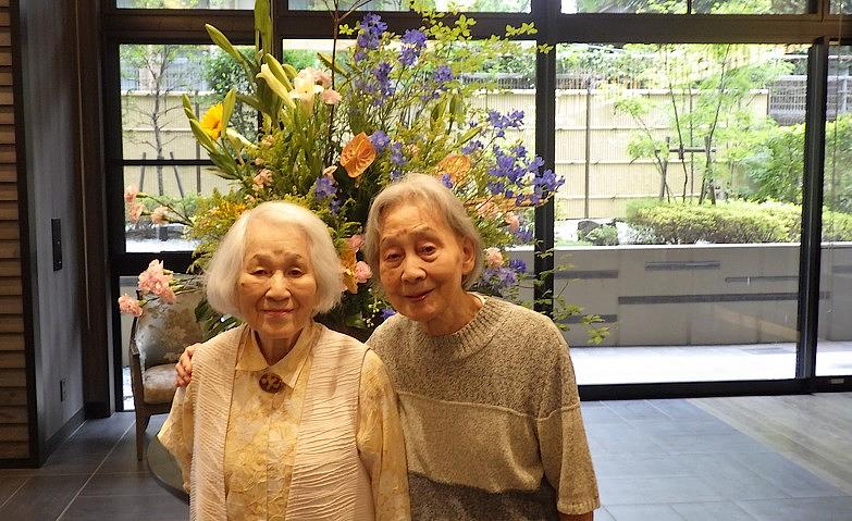 笑顔と花が彩るエントランス