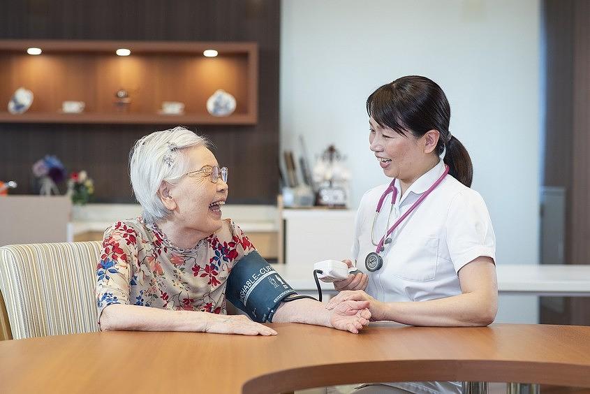 看護職員がご入居者様の健康状態を把握することで、軽いスポーツなどのアクティビティなどにもご参加いただいています。