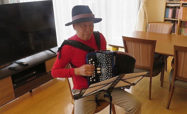 完璧な装いで演奏