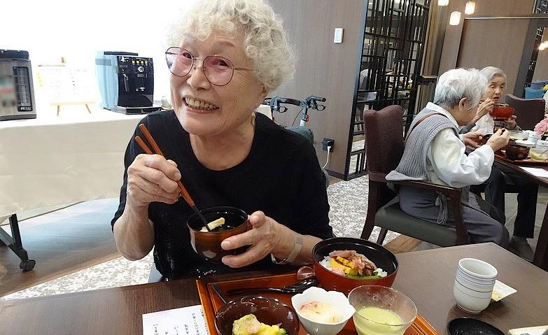 おいしいご飯に舌鼓