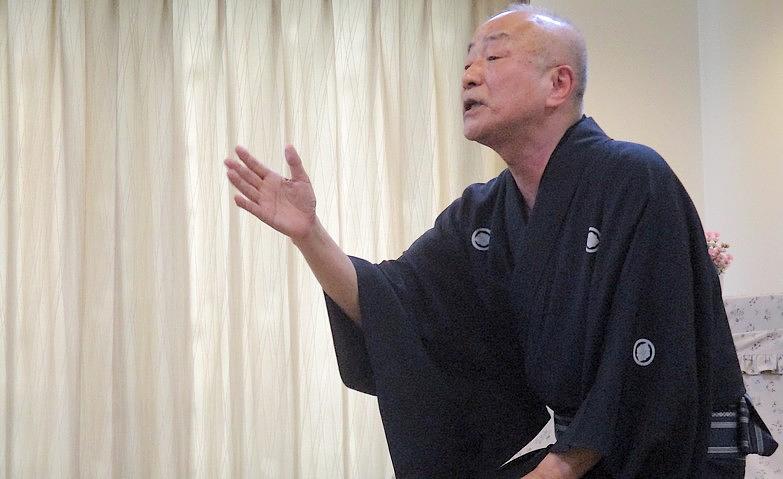 笑いに包まれた「落語の会」