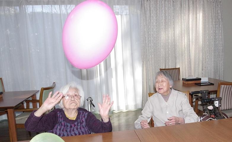 「光る色彩の風船バレー」