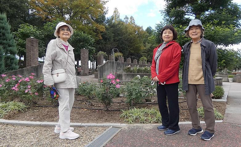 秋空のもと、バラ園へ