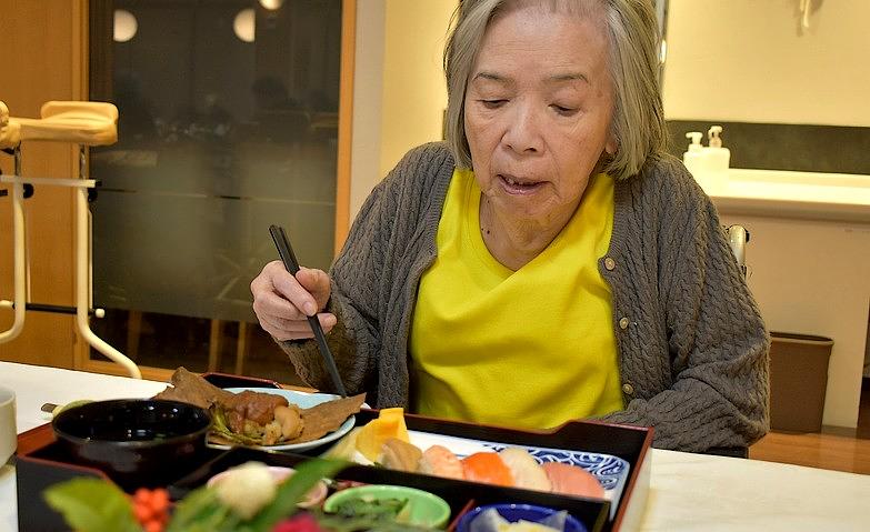 「なにから食べようかしら」
