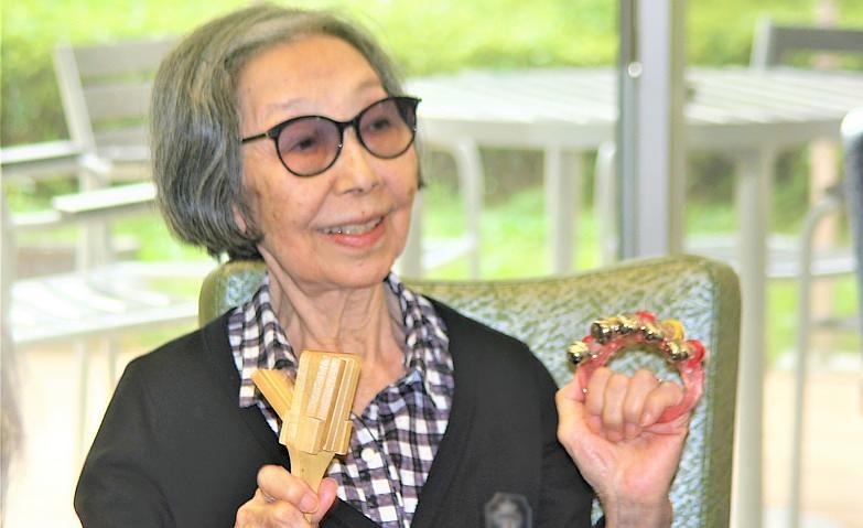 鈴と鳴子を持って