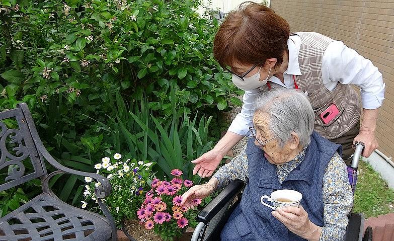 テラスで広がる花の話題