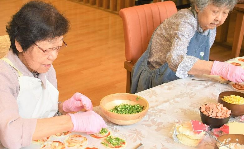 中庭で採れたインゲンを使って