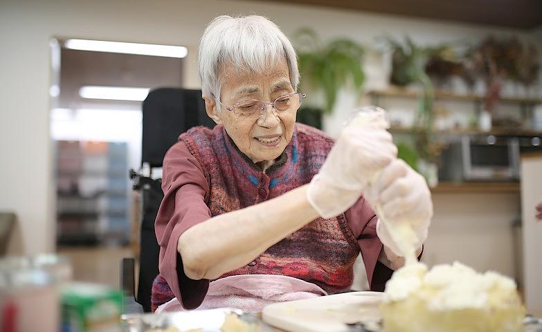 笑顔を引き出す「ケーキづくり」