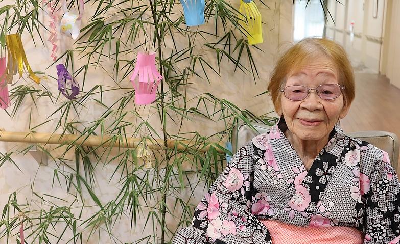 七夕飾りとともに残る笑顔の1枚